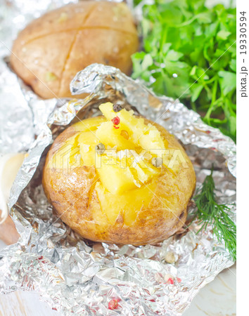 baked potato in foil 19330594
