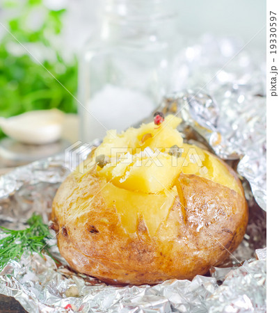 baked potato in foil 19330597