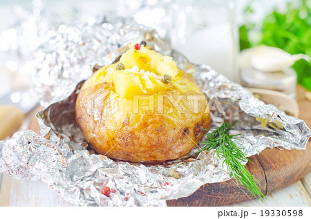 baked potato in foil 19330598