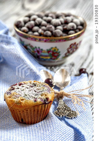 one muffin and a Cup of blackcurrant, front view 19330830