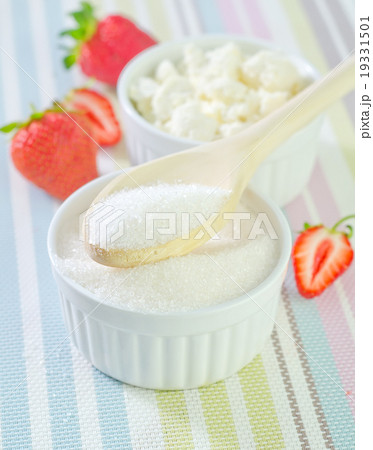 cottage with strawberry 19331501