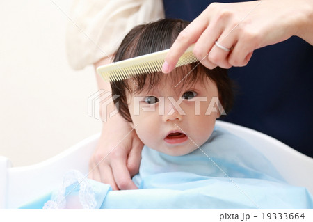 ヘアーカット 散髪 赤ちゃん ライフスタイル スタイリング 美容 ビューティー の写真素材