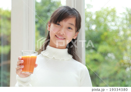 キャロットジュースを飲む中学生 19334380