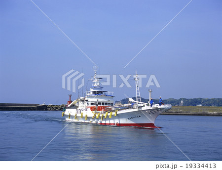 港に帰る漁船 19334413