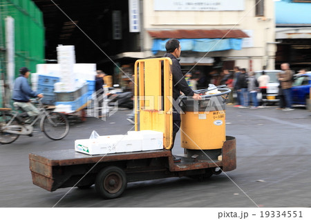 築地市場内を走るターレットトラックの写真素材