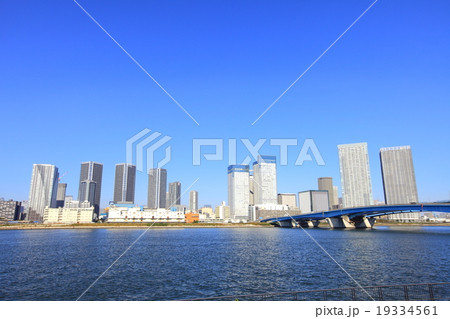 湾岸エリアの高層ビル街 19334561