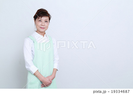 エプロンをした60代女性 エプロンをした60代女性 19334687
