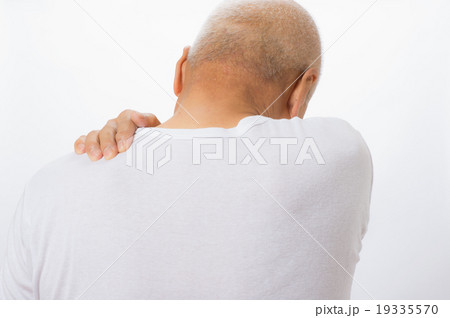 肩こりに苦しむシニア 19335570