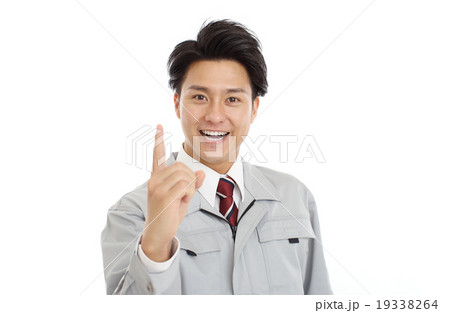 制服を着た案内をする男性 19338264