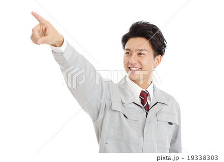 制服を着た案内をする男性 19338303