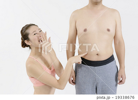 太った男性のお腹を見て笑うスタイルの良い若い女性 19338676