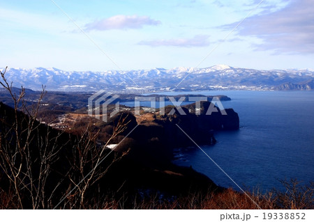 初冬の小樽赤岩山から見る日本海と積丹半島の山並み 初冬の小樽赤岩山から見る日本海と積丹半島の山並み 19338852
