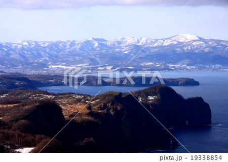 初冬の小樽赤岩山から見る日本海と積丹半島の山並み 初冬の小樽赤岩山から見る日本海と積丹半島の山並み 19338854