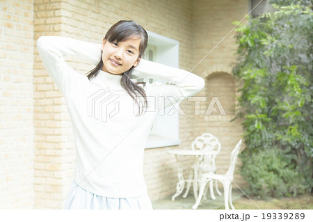 屋外ポートレイトの若い女の子 19339289