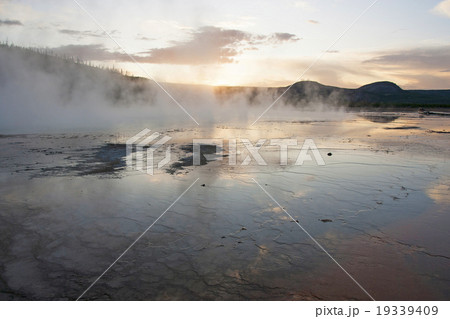 グランド・プリズマティック・プールの夕陽　イエローストーン国立公園の間欠泉 19339409