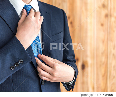 スーツの男性 19340966