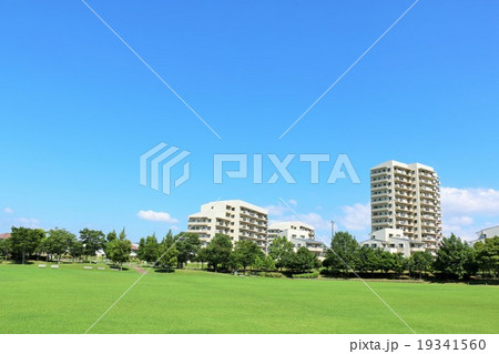 青空のマンションと公園広場 19341560
