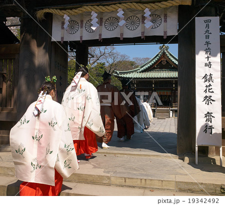 神門をくぐり神域に入る神職の行列、三嶋大社、静岡県 神門をくぐり神域に入る神職の行列、三嶋大社、静岡県 19342492