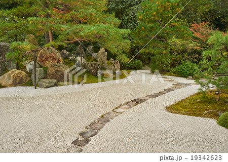 鶴亀の庭 右奥への踏石 金地院 京都の写真素材