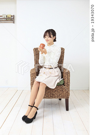 椅子に座る若い女性の写真素材