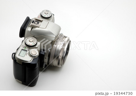 一眼レフカメラ シルバーボディ 白バック 横の写真素材