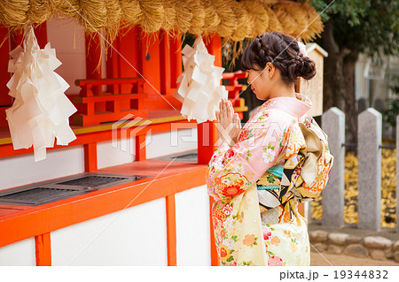 初詣をする女性 19344832
