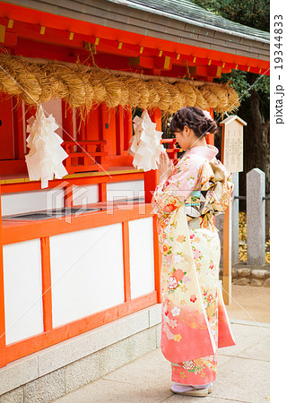 初詣をする女性 19344833