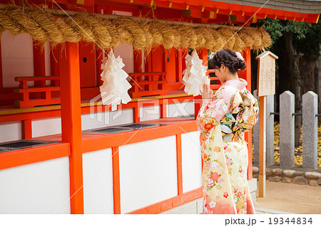 初詣をする女性 初詣をする女性 19344834