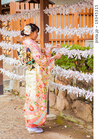 おみくじを結ぶ女性 19345315