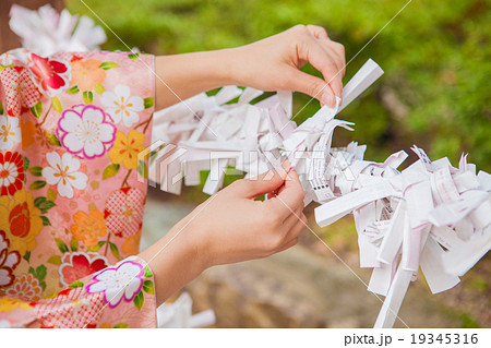 初詣をする女性 初詣をする女性 19345316