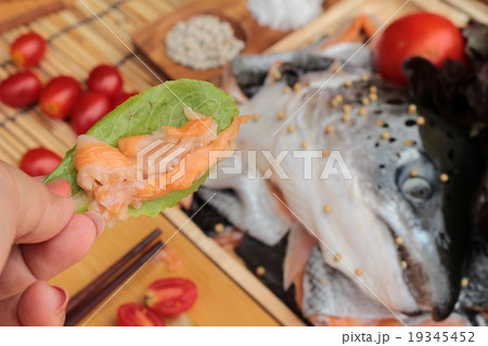Salmon head for cooking and fresh salmon fillets . Salmon head for cooking and fresh salmon fillets . 19345452