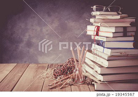 読書 たくさんの本が散らかっている様子の写真素材