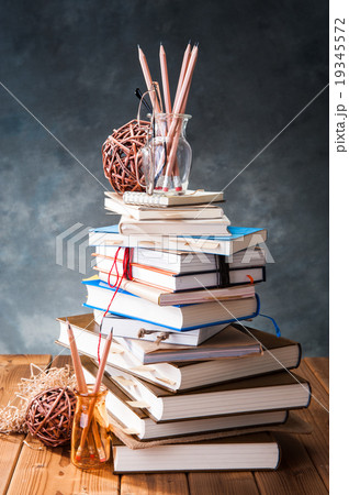 読書 たくさんの本が散らかっている様子 読書 たくさんの本が散らかっている様子 19345572