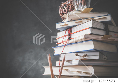 読書 たくさんの本が散らかっている様子 読書 たくさんの本が散らかっている様子 19345573