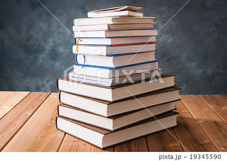 読書 たくさんの本が積み重なっている様子 19345590