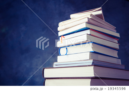読書 たくさんの本が積み重なっている様子 読書 たくさんの本が積み重なっている様子 19345596