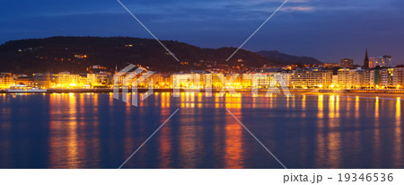 La Concha bay in autumn evening at Donistia La Concha bay in autumn evening at Donistia 19346536