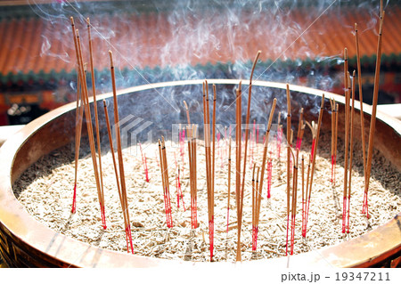 台湾　高雄　三鳳宮の香炉と線香 19347211