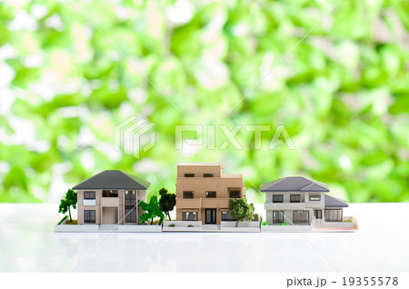 住宅模型 緑色の背景 住宅模型 緑色の背景 19355578