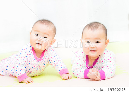 かわいい双子の赤ちゃんの写真素材