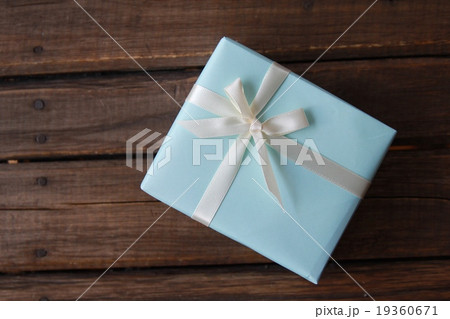 ラッピングしてあるプレゼントの小箱 ラッピングしてあるプレゼントの小箱 19360671