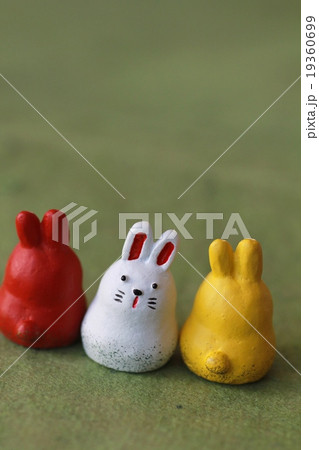 和紙の上に置いた赤白黄色のうさぎの置物 卯年 和紙の上に置いた赤白黄色のうさぎの置物 卯年 19360699