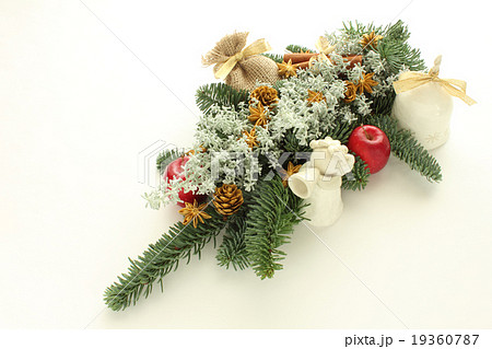 樅の木と天使のクリスマス飾り(横 全体) 樅の木と天使のクリスマス飾り(横 全体) 19360787