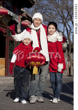Family Celebrates Chinese New Year Family Celebrates Chinese New Year 19361682