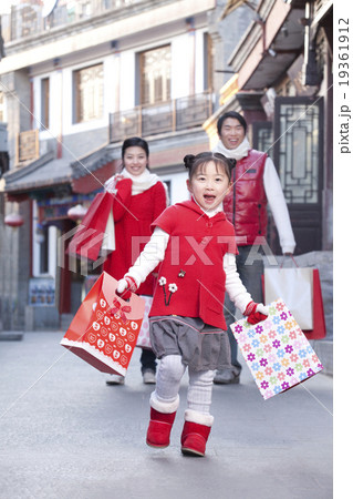 Family go shopping 19361912