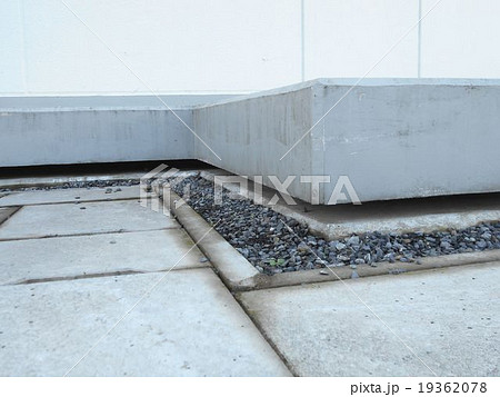 免震構造の建築物は地盤から完全に浮いています 19362078