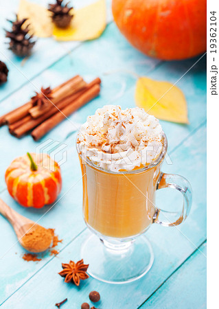 Pumpkin smoothie, spice latte with whipped cream 19362104
