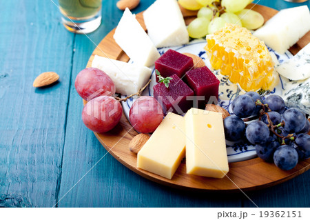 Cheese plate with fresh grape, honey, plum jelly 19362151