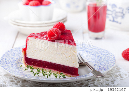 Raspberry and roast bell pepper mousse cake 19362167