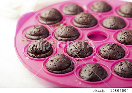 Cake pops with chocolate glaze. 19362694